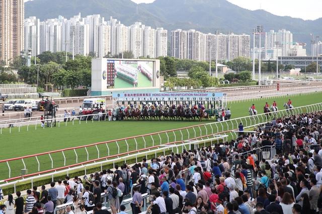 “香港共庆回归赛马日”活动吸引逾两万名观众观赛